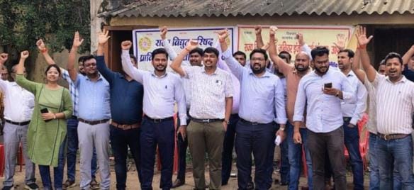 Electricity workers got angry against privatization