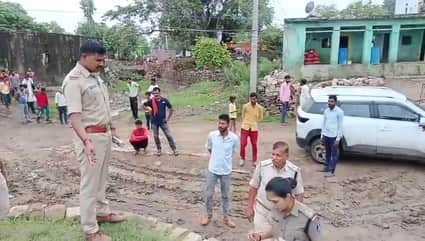 जांच करती पुलिस।