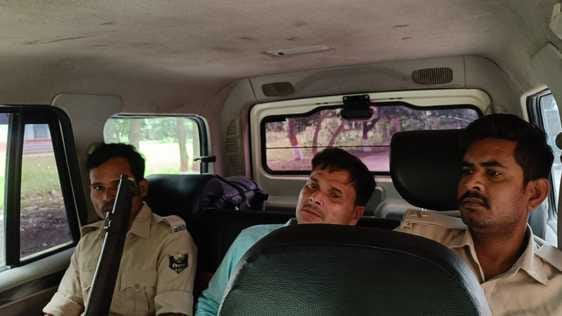 पुलिस की गिरफ्त में शराबी जिला मत्स्य पदाधिकारी।