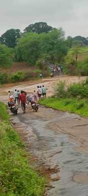 Damoh News: The bridge connecting two villages is submerged in water