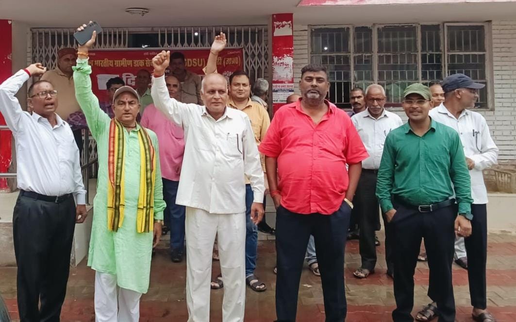 Rural postal workers stopped work and went on strike, will intensify agitation if their demands are not met