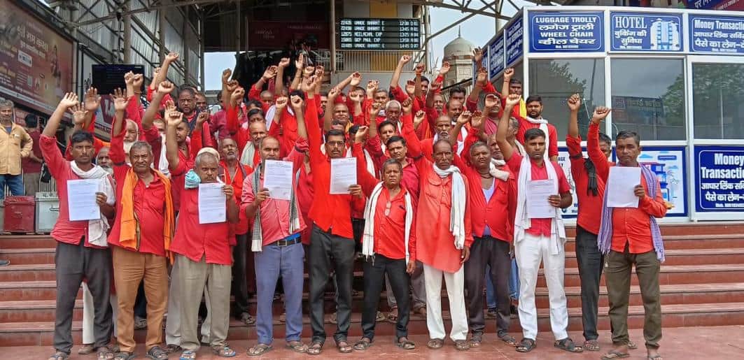 Railway Crackdown in Delhi 13 Porters Caught Overcharging Passengers Know How to File a Complaint