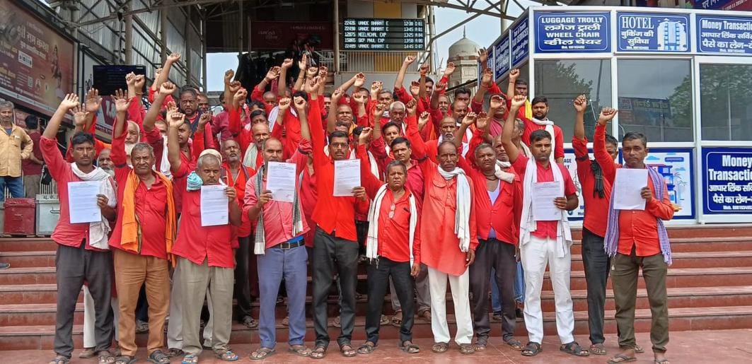 Railway Crackdown in Delhi 13 Porters Caught Overcharging Passengers Know How to File a Complaint