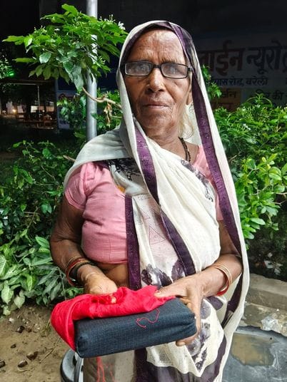 The fraudsters took away the gold earrings from the old lady by telling her that there was a note in the envelope