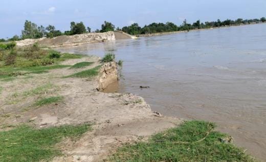 Panic in coastal villages due to rise in water level of Saryu by 20 cm