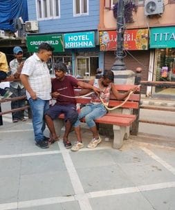 The migrants took away their belongings by scaring the employee as a weapon