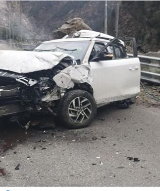 A car fell down from Shilti-Karcham road onto NH, two injured