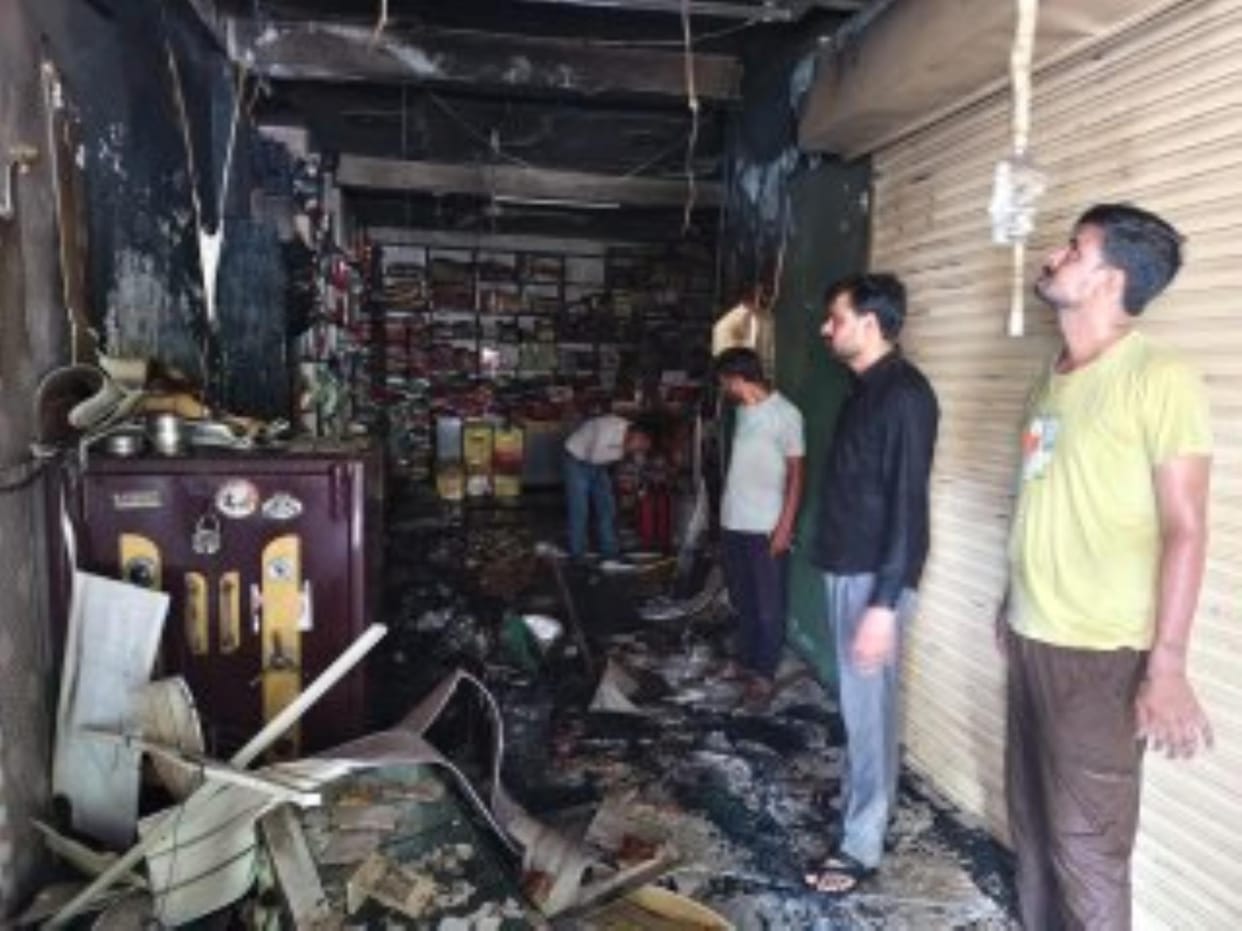 Fire broke out in a jeweler's shop due to short circuit
