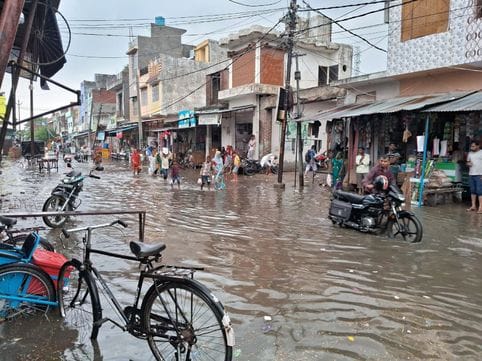 Heavy rain brought relief from heat, waterlogging on the road