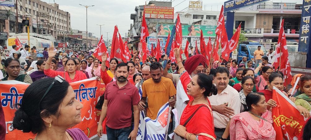 Loud slogans raised against the anti-employee policies of the central government