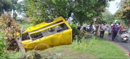 School bus overturned, teacher and ten children injured