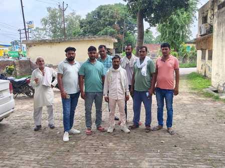 Electricity contract workers union gheraoed the superintending engineer's office