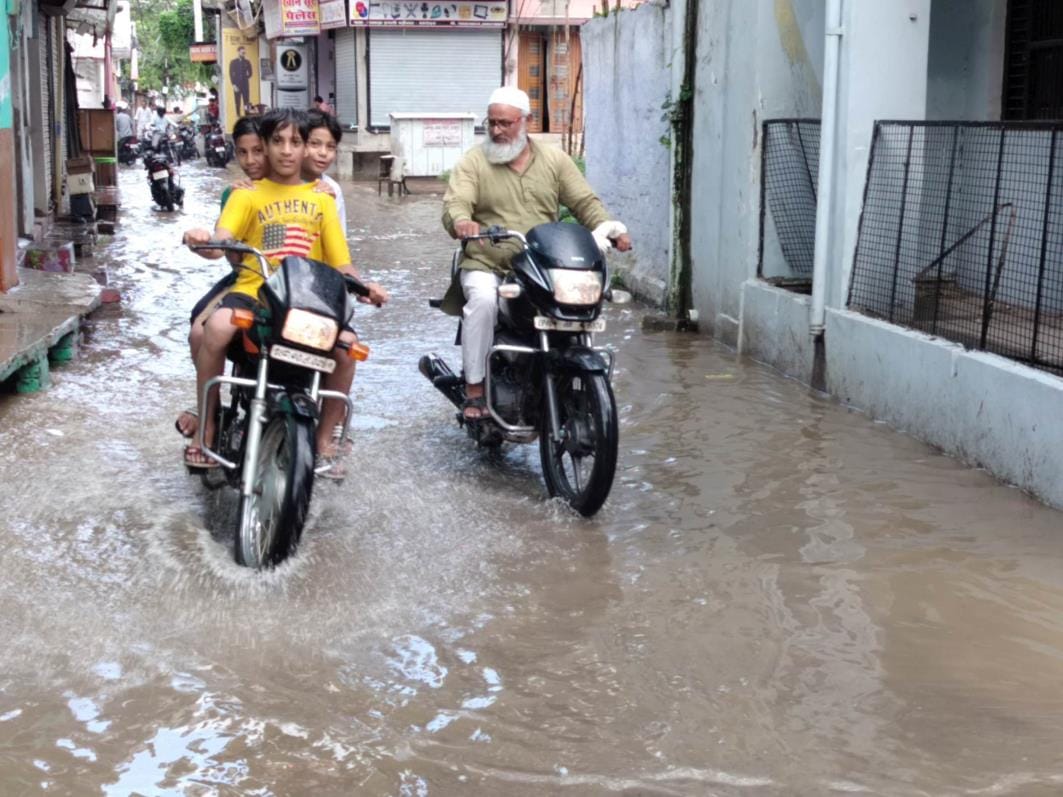 Waterlogging in the neighborhood due to half an hour of rain