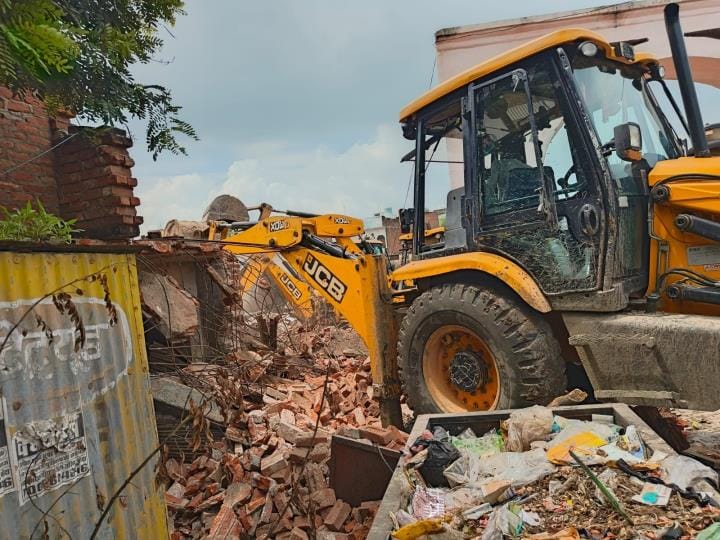 The administration demolished the building of the cooperative society with a bulldozer