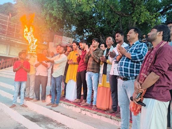 Crowd of Umari devotees at Ganga Aarti