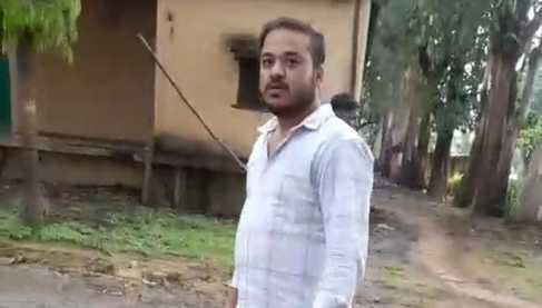The miscreants attacked the Shahdol forest guard and freed the vehicle