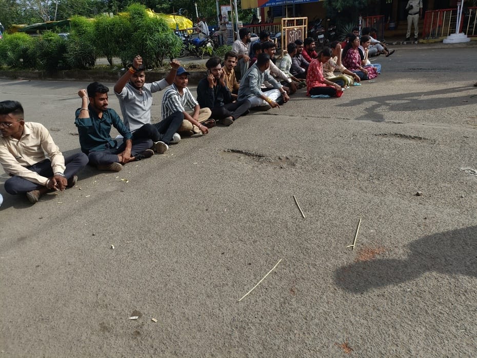 Khandwa News: ABVP workers blocked the road in front of the police post