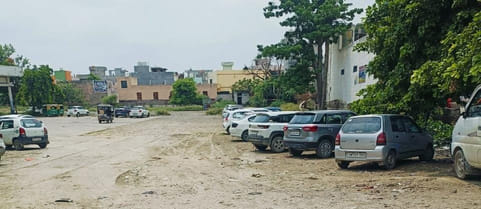 Illegal parking, old bus stand becomes a stop for drug addicts