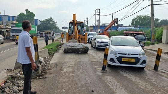 Taking lessons from Gujarat accident, Rohtak Road old ROB closed for heavy vehicles