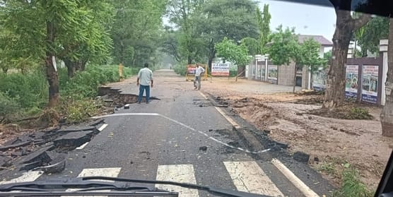 Road collapsed on Jainabad-Kund road, fields filled with water