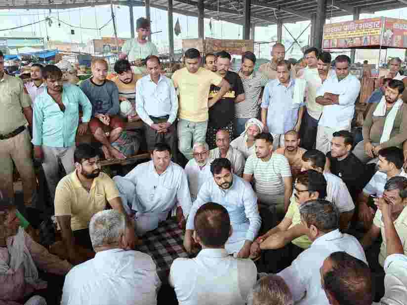 INLD supports vegetable vendors sitting on strike