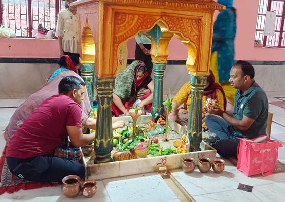 On the first day of Sawan, devotees gathered in Shiva temples for Jalabhishek