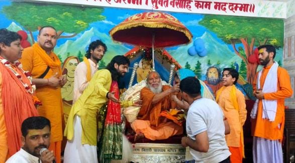 After bathing and donating, Guru was worshipped, took initiation and celebrated the festival with devotion