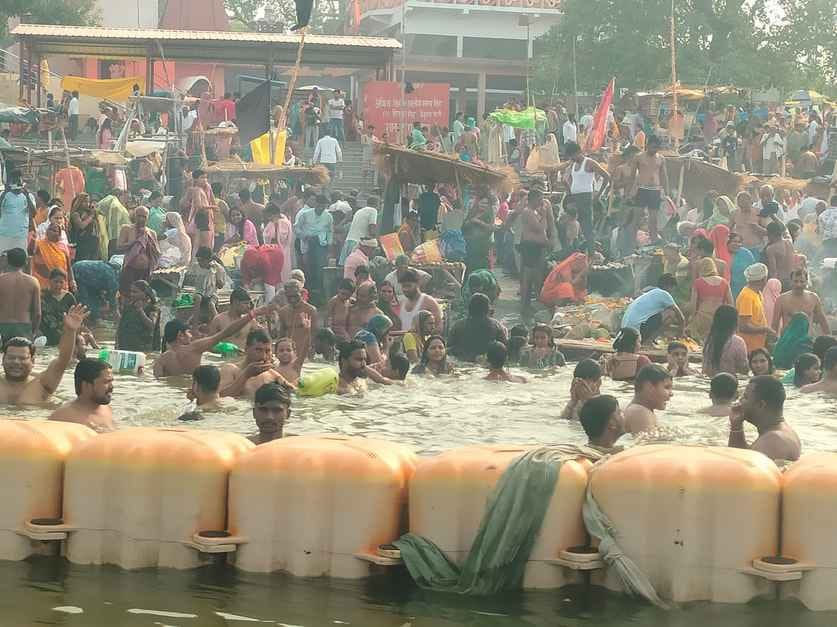 Thousands of devotees took a dip in Shringverpur Dham