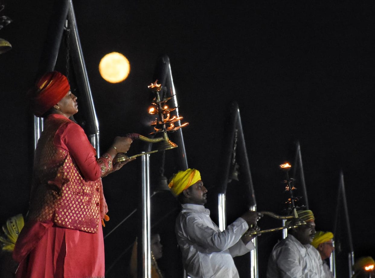 On Guru Purnima, the Gomti river bank was lit up with the light of 501 lamps
