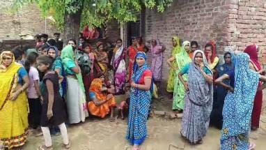 The dead body of a girl was found hanging from a dupatta in the room