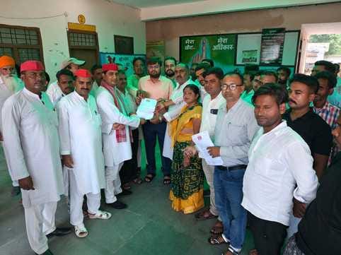 SP workers handed over a memorandum addressed to the Chief Minister to the SDM