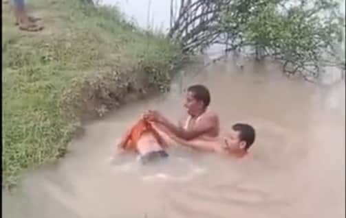 रेस्क्यू कर बाहर निकाला गया शव