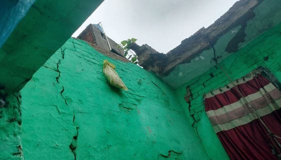The lintel collapsed due to rain, a girl died after being buried under the debris, three injured