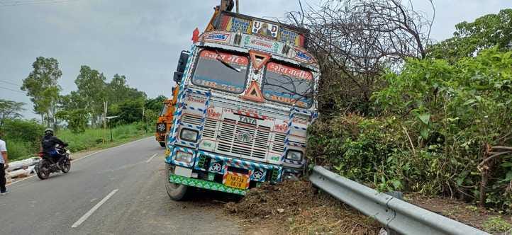 The tyre of a speeding truck burst and it hit the crush barrier
