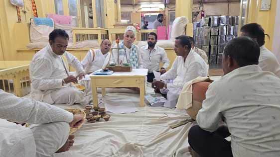 श्रीनाथजी मंदिर में आषाढ़ी तोलते हुए मंदिर के सेवाकर्मी