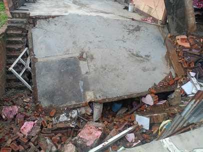 The roof of the house collapsed due to rain, loss of lakhs