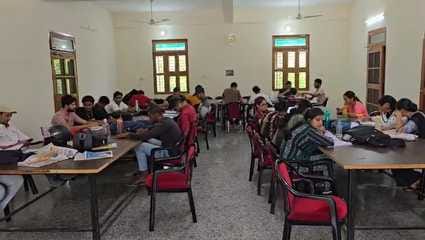 A young man who came to study in the government library was beaten up by outsiders
