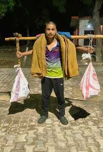 Shiv devotees are practicing bringing Kaanvad by keeping Kalash on their shoulders
