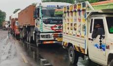 Trucks collide, Bahraich highway jammed