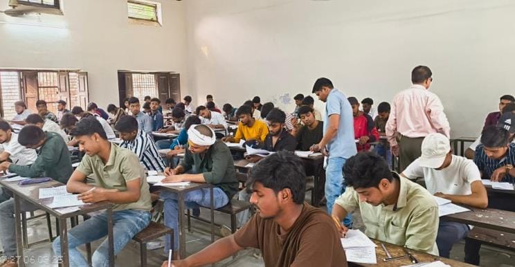 Candidates left BBA and BCA exams