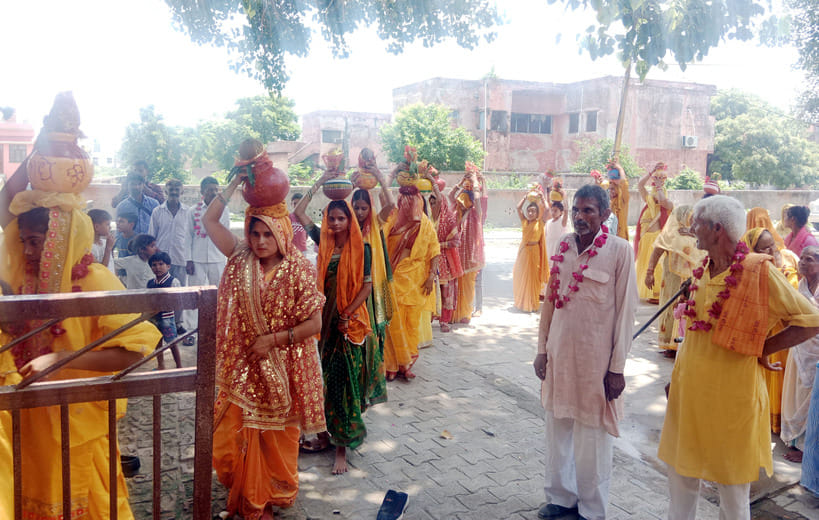 Kalash Yatra was taken out before Ram Katha in Raipur Bujurg