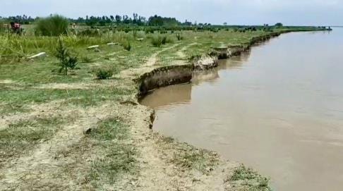 Rise in water level of Saryu river, erosion of fields increased