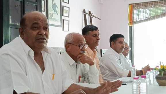 मीडिया से बात करते राजपूत समाज के पदाधिकारी