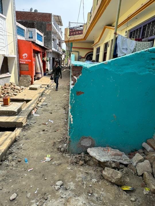 Road narrowed due to encroachment, traffic difficult