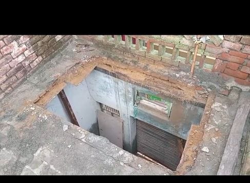 The roof of an auto driver's house collapsed in the rain, woman injured