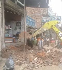 The Nagar Panchayat ran a bulldozer on the illegal platform outside the shop