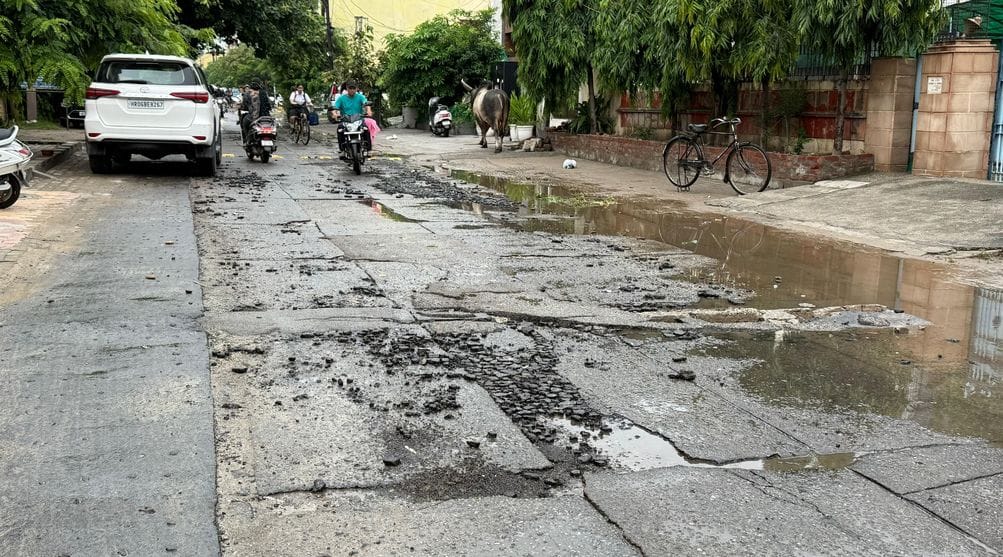 Roads worth crores were washed away by the rain, potholes remained