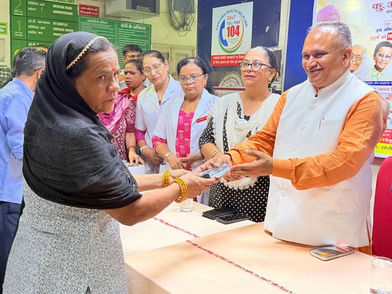Ujjwal Drishti Haryana Abhiyan... Glasses distributed to 898 patients on the first day