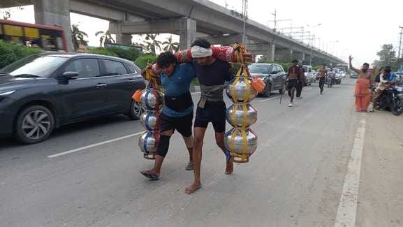 The standing Kaanvad tests the devotees of Lord Shiva