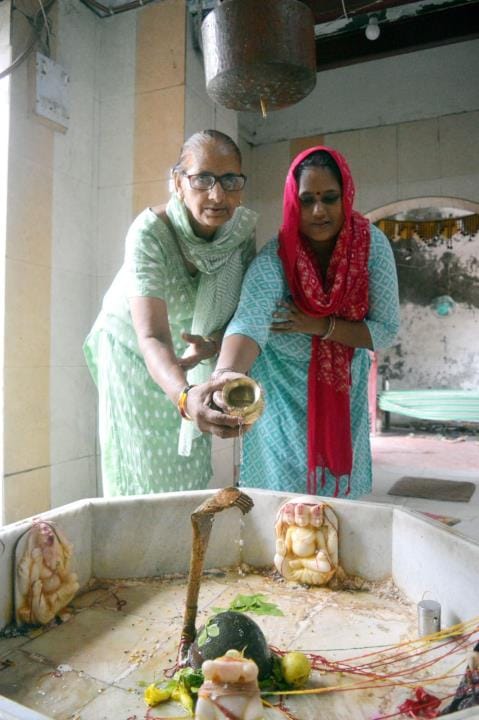 On the first Friday of Shravan, a flood of devotees thronged the Shiva temples